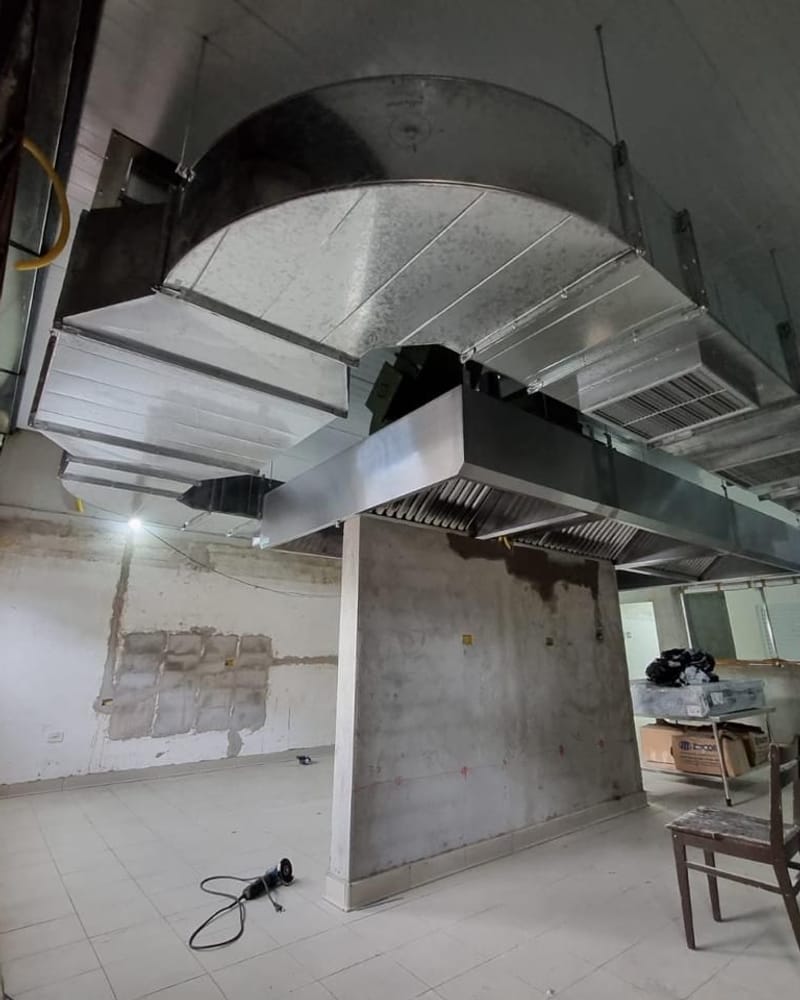 Coifa tipo ilha suspensa em cozinha industrial