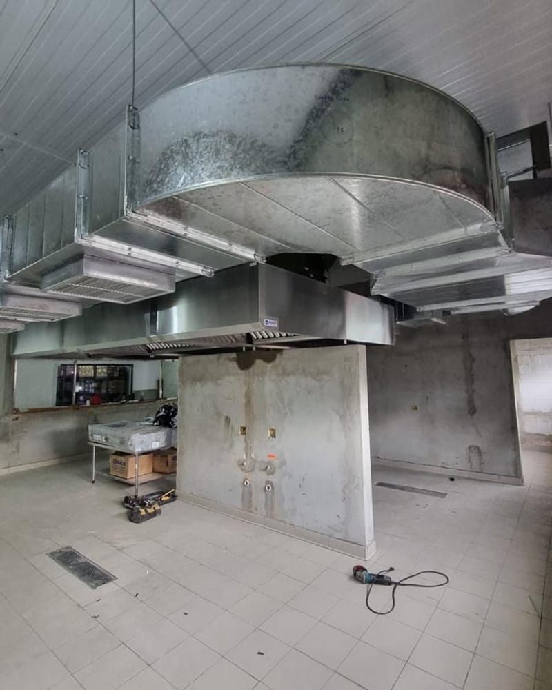 Coifa tipo ilha e rede de dutos em cozinha industrial