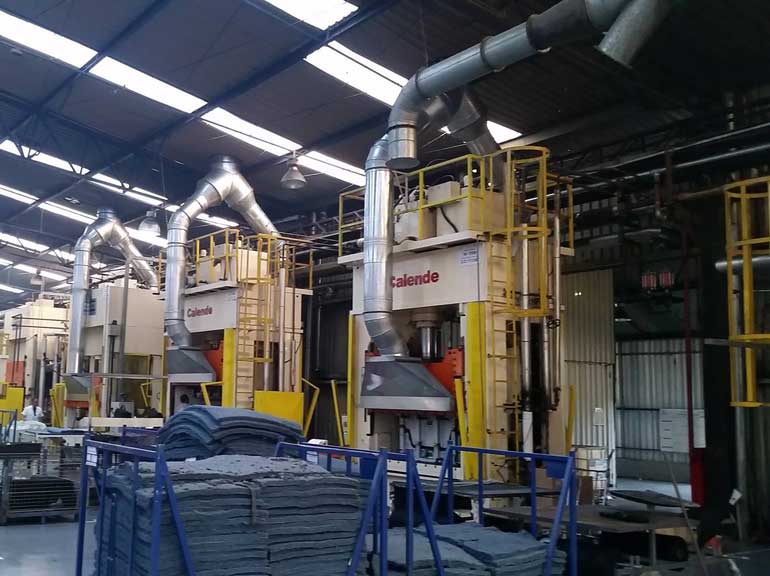 Sistema de exaustão instalado em linha de produção industrial